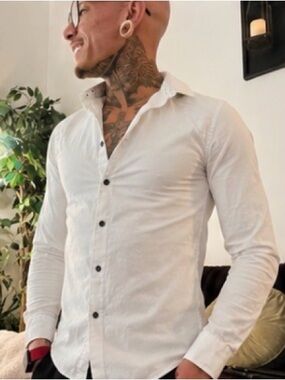 H&M White Men's Casual Button-Down Shirt with Black Buttons